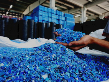 Утилизация и переработка пластмассы: пленки канистры